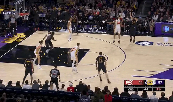 星空平台-东契奇第二节连续三分连拿9分，湖人一波18-2领先老鹰16分