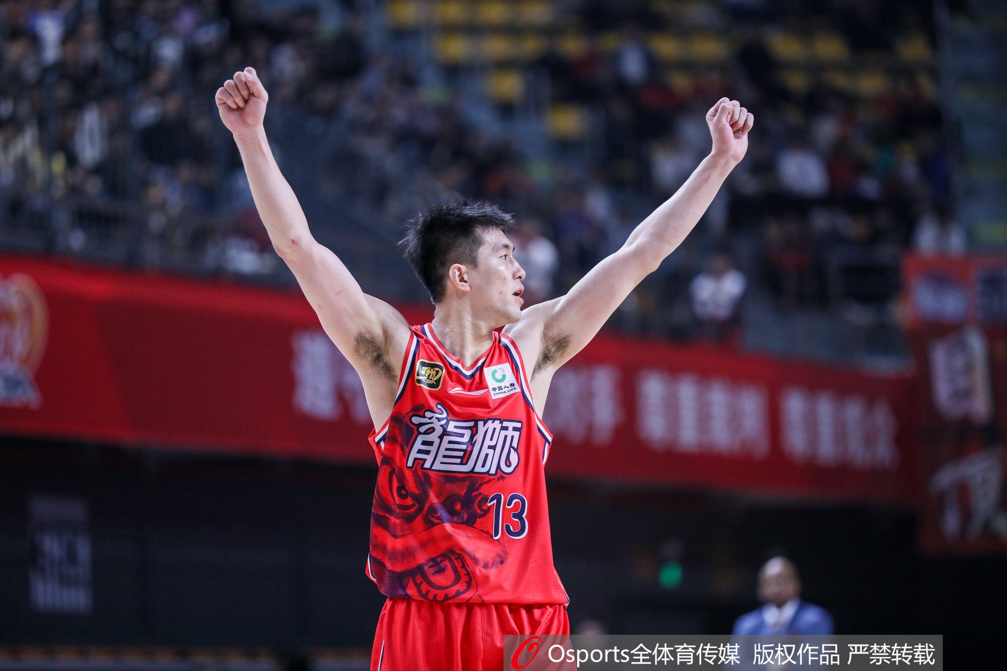 状态可以!郭艾伦20中10拿到25分3板6助 5次失误